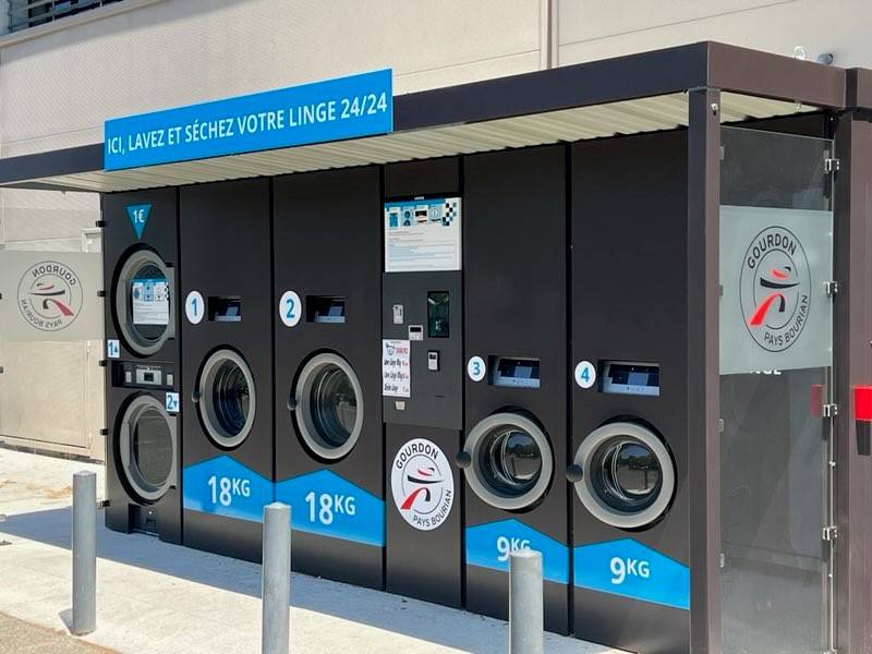 Installation d’une laverie automatique sur le parking d’un supermarché à Gourdon dans le Lot et Garonne